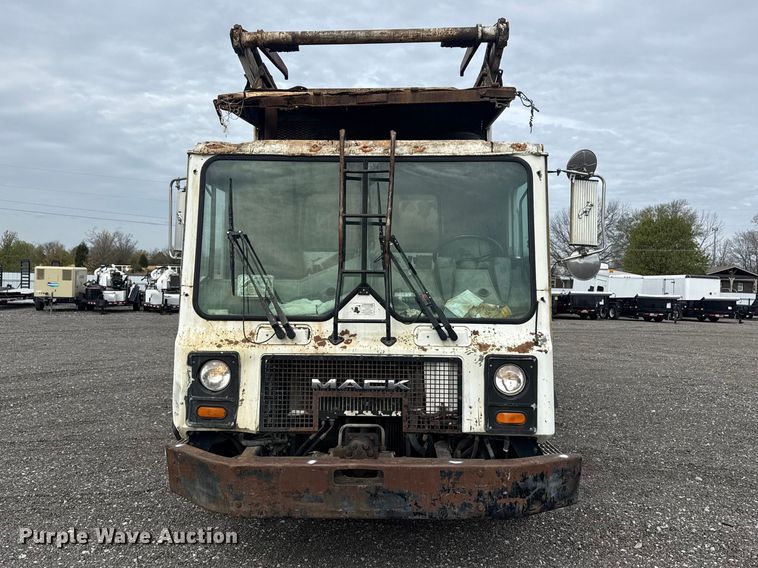 image for item EG8880 2007 Mack MR refuse truck