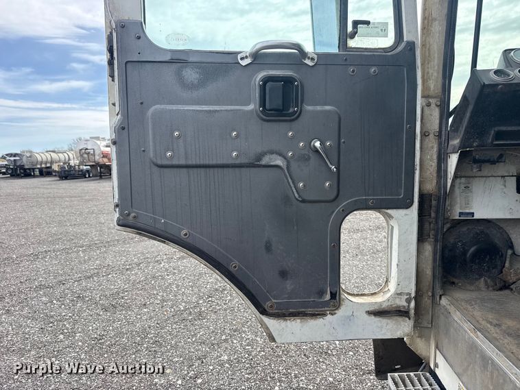 image for item EG8880 2007 Mack MR refuse truck