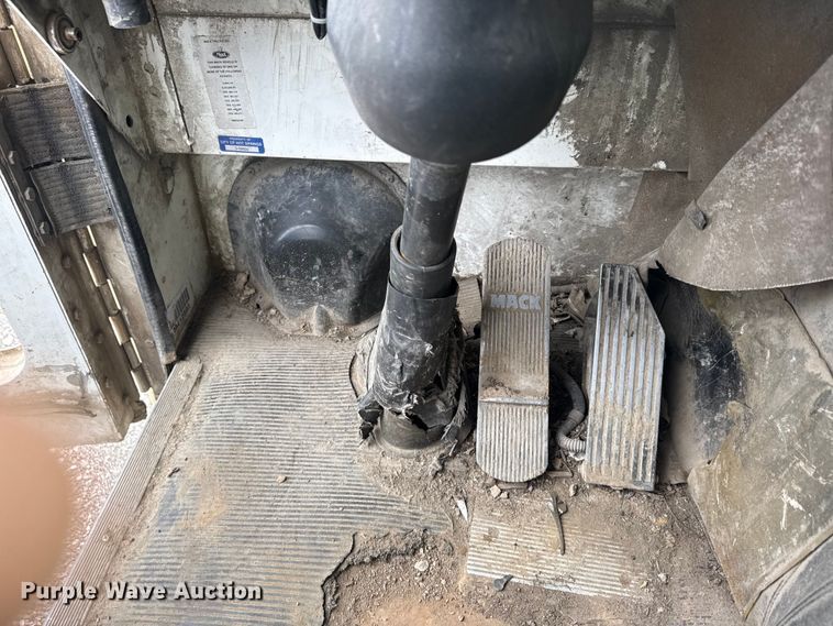 image for item EG8880 2007 Mack MR refuse truck