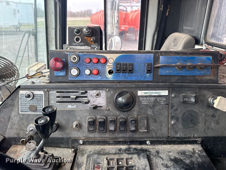 image for item EG8880 2007 Mack MR refuse truck