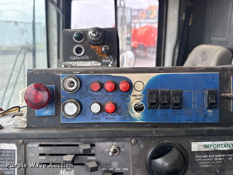 image for item EG8880 2007 Mack MR refuse truck