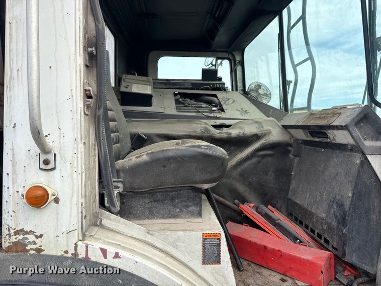 image for item EG8880 2007 Mack MR refuse truck