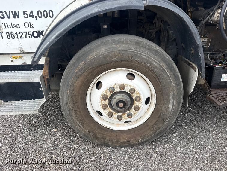 image for item EG8880 2007 Mack MR refuse truck