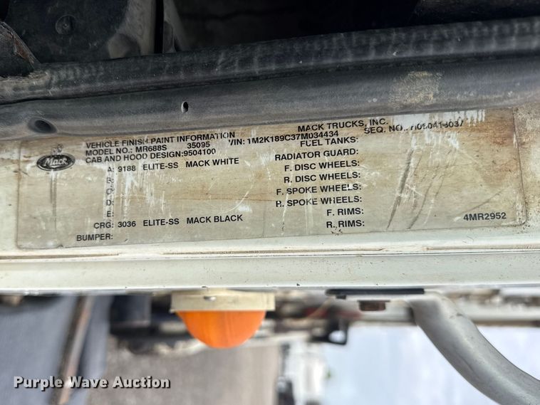 image for item EG8880 2007 Mack MR refuse truck