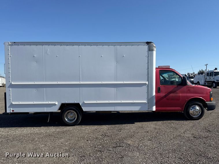 image for item EG8899 2014 GMC Savana box truck