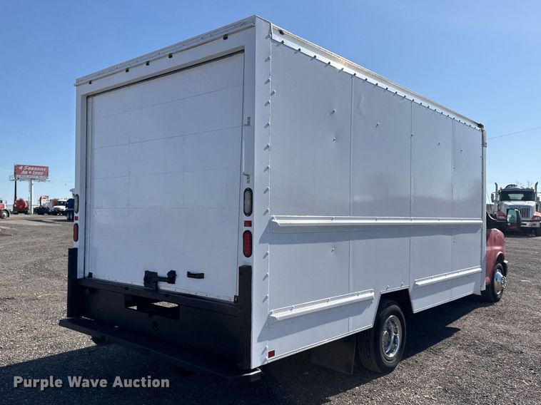 image for item EG8899 2014 GMC Savana box truck