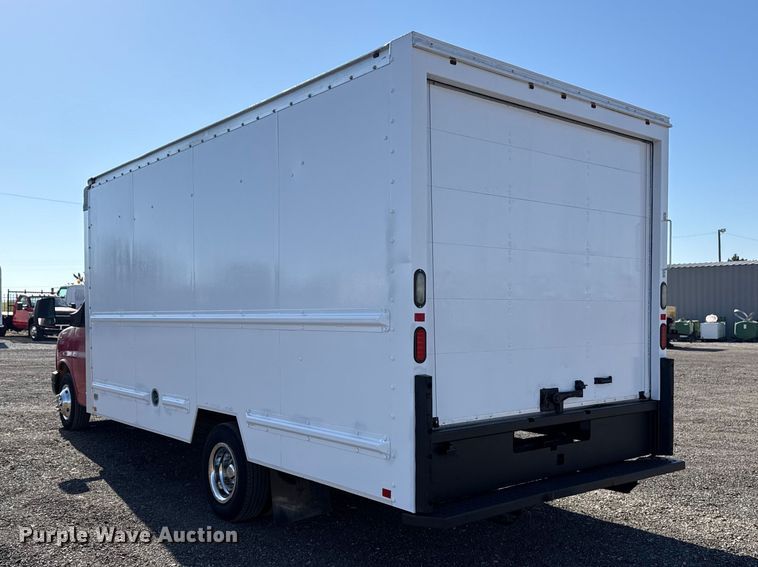 image for item EG8899 2014 GMC Savana box truck