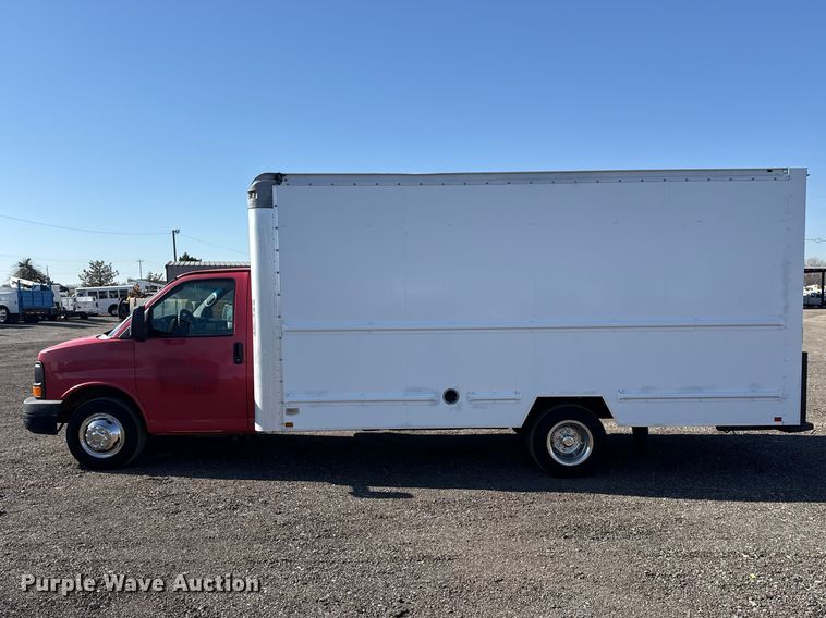 image for item EG8899 2014 GMC Savana box truck