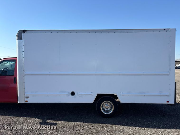 image for item EG8899 2014 GMC Savana box truck