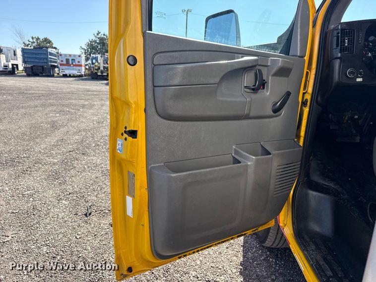 image for item EG8899 2014 GMC Savana box truck