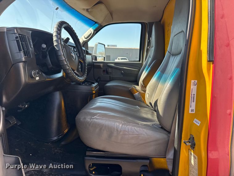 image for item EG8899 2014 GMC Savana box truck