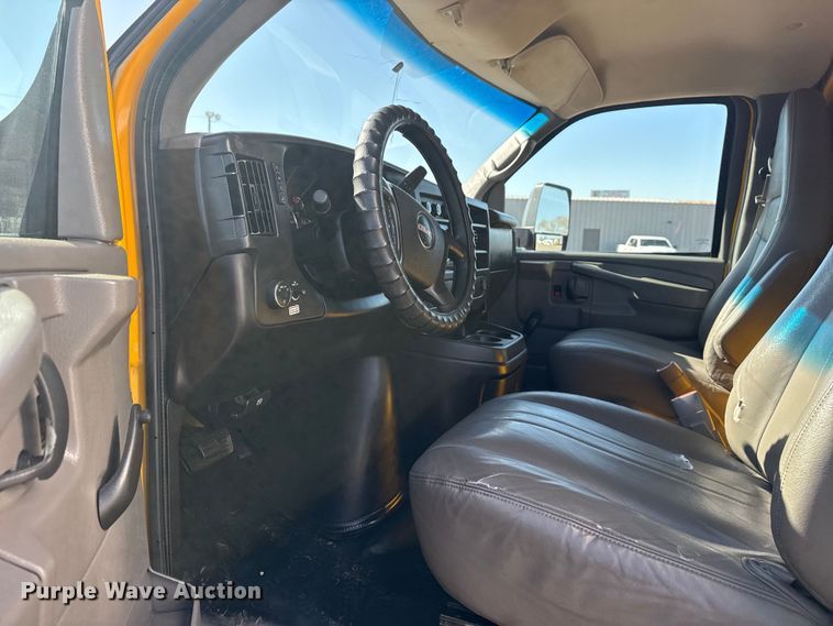 image for item EG8899 2014 GMC Savana box truck