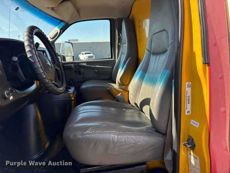 image for item EG8899 2014 GMC Savana box truck