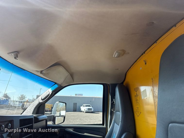 image for item EG8899 2014 GMC Savana box truck