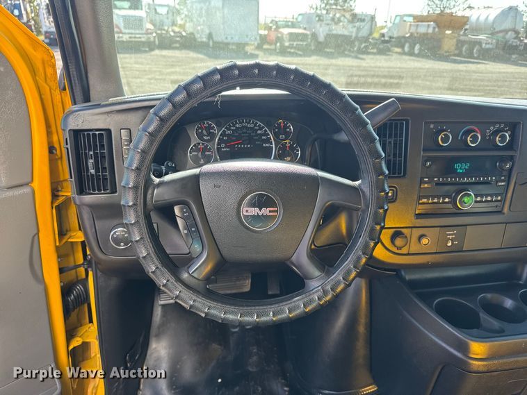 image for item EG8899 2014 GMC Savana box truck