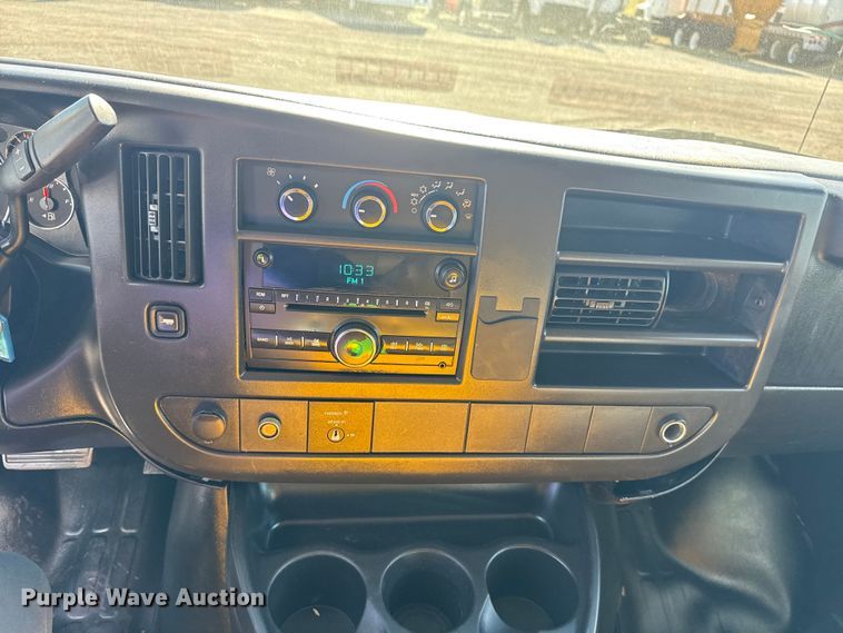 image for item EG8899 2014 GMC Savana box truck