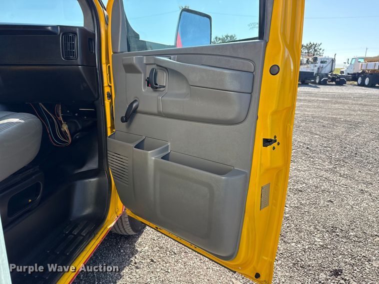 image for item EG8899 2014 GMC Savana box truck