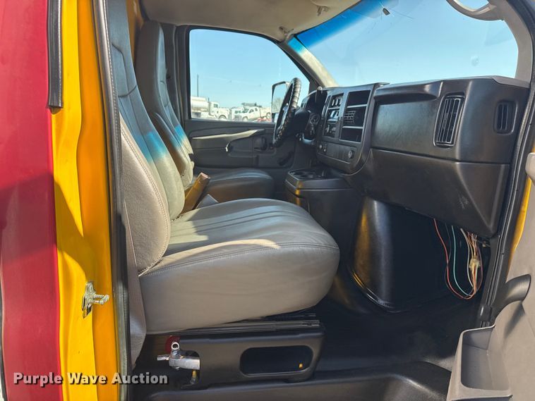 image for item EG8899 2014 GMC Savana box truck