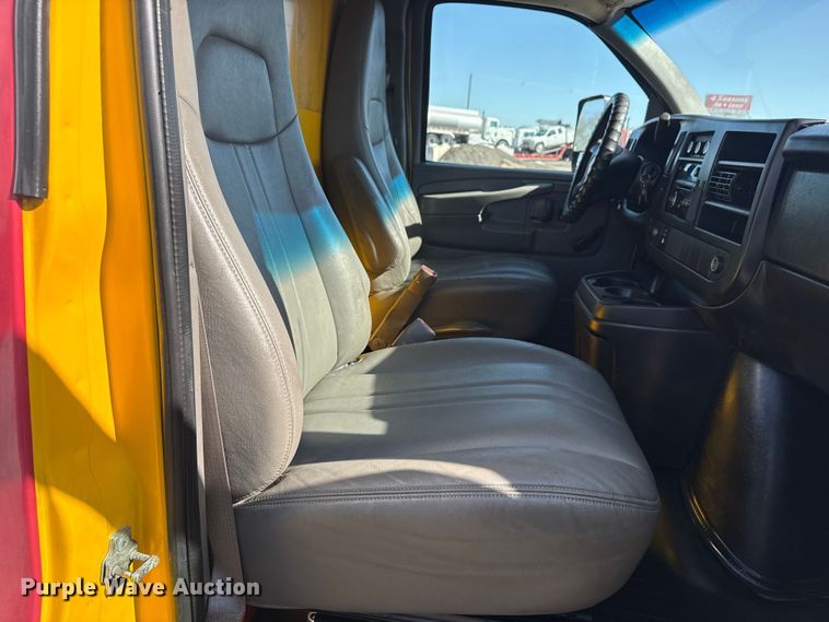 image for item EG8899 2014 GMC Savana box truck