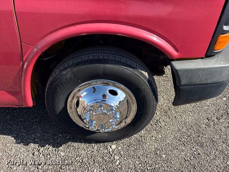 image for item EG8899 2014 GMC Savana box truck