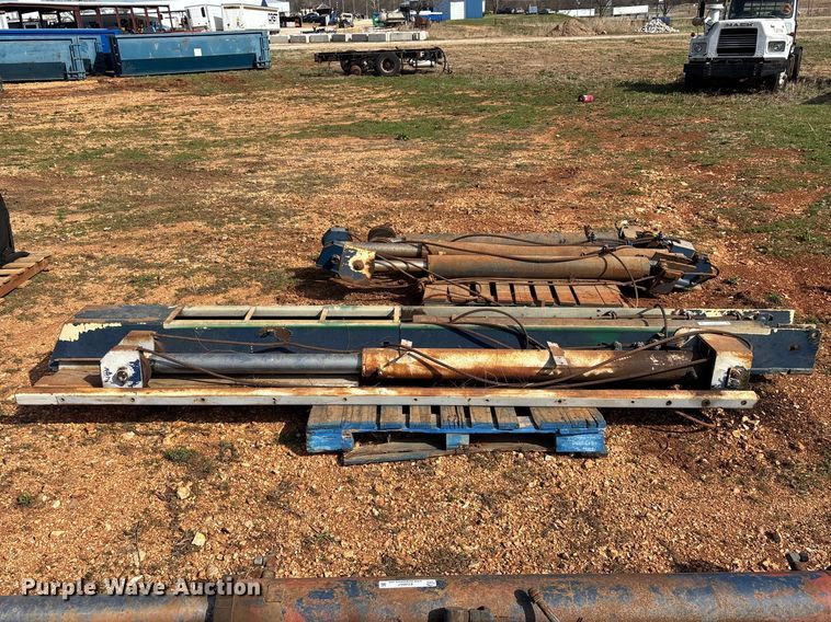 image for item EO4058 (2) refuse truck reaver cylinders