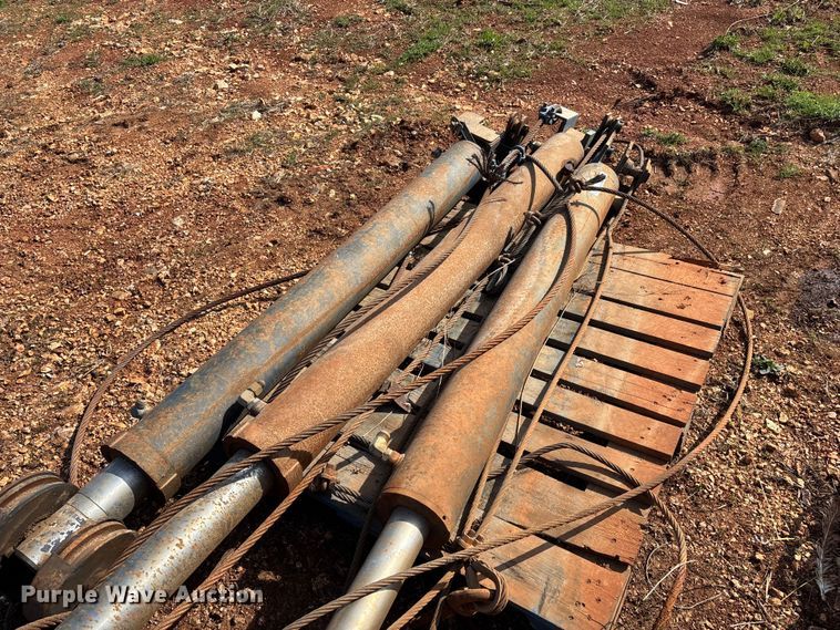 image for item EO4059 (3) refuse truck reaver cylinders