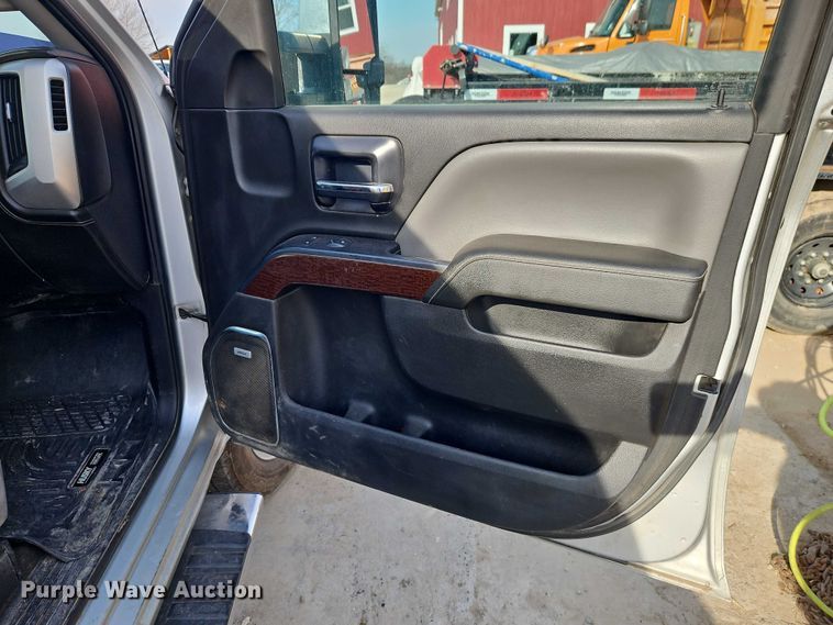 image for item EO7164 2015 GMC Sierra 2500HD Crew Cab pickup truck