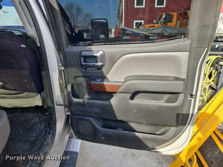 image for item EO7164 2015 GMC Sierra 2500HD Crew Cab pickup truck