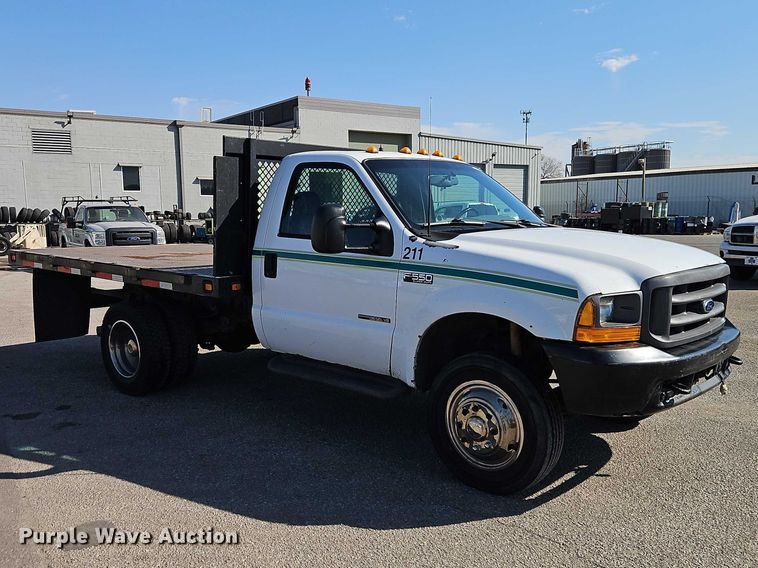 image for item EO7177 2000 Ford F550 flatbed truck