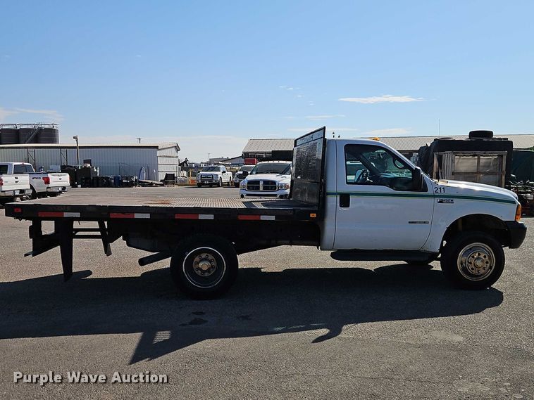 image for item EO7177 2000 Ford F550 flatbed truck