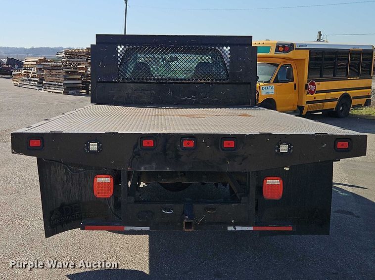 image for item EO7177 2000 Ford F550 flatbed truck