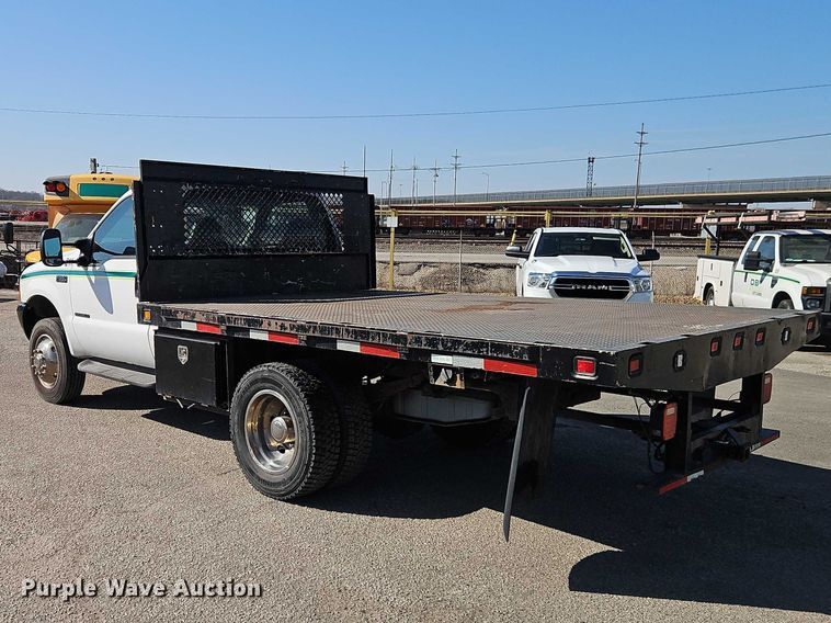 image for item EO7177 2000 Ford F550 flatbed truck