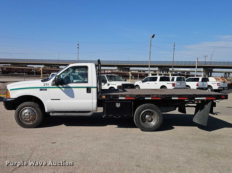 image for item EO7177 2000 Ford F550 flatbed truck