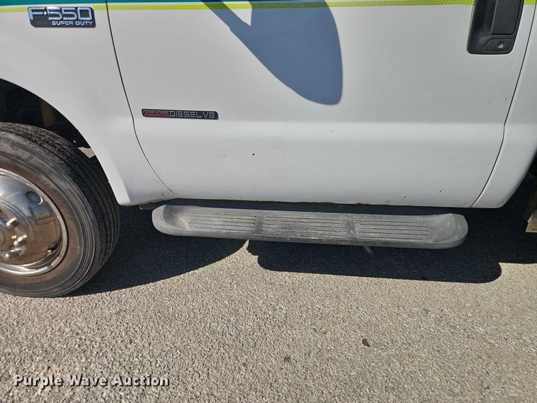 image for item EO7177 2000 Ford F550 flatbed truck