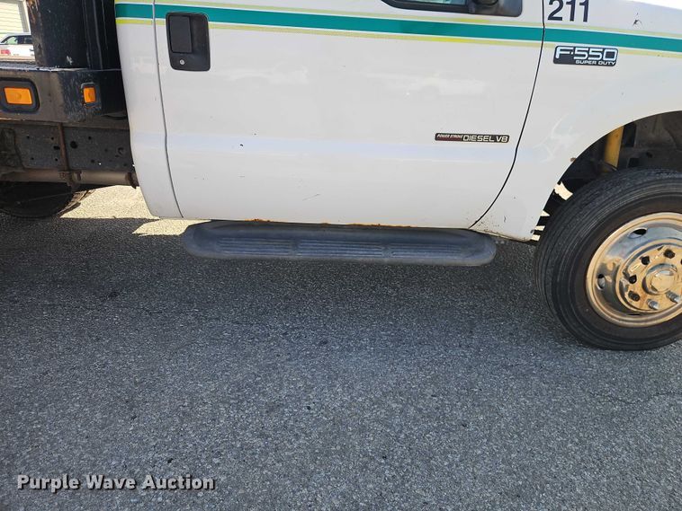 image for item EO7177 2000 Ford F550 flatbed truck