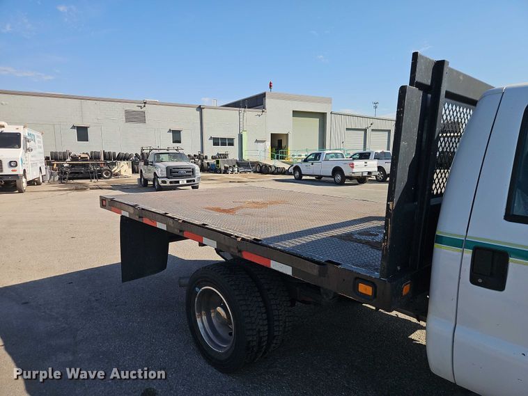 image for item EO7177 2000 Ford F550 flatbed truck