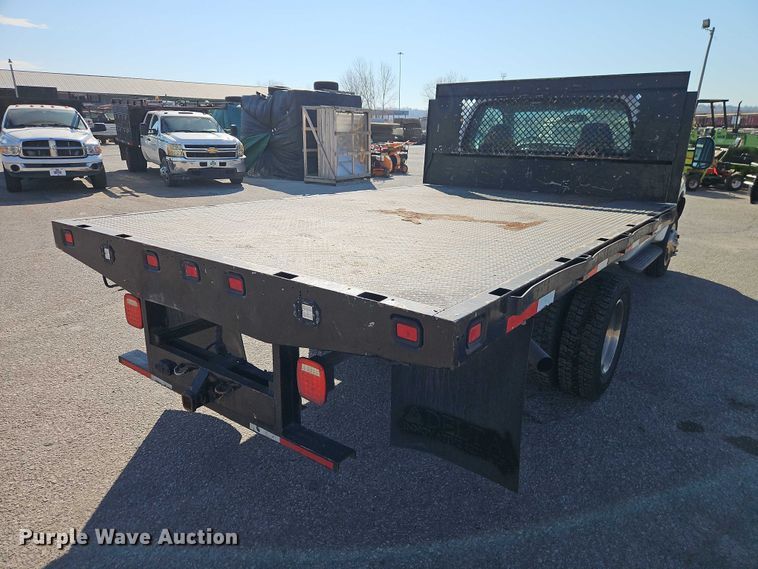 image for item EO7177 2000 Ford F550 flatbed truck