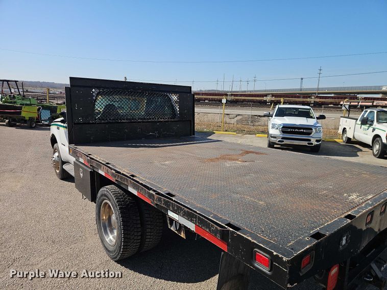 image for item EO7177 2000 Ford F550 flatbed truck