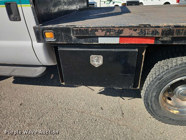 image for item EO7177 2000 Ford F550 flatbed truck