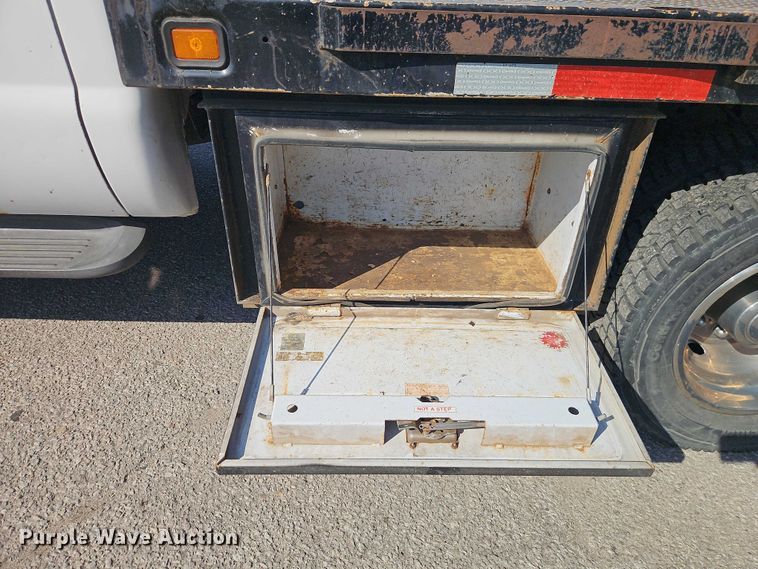 image for item EO7177 2000 Ford F550 flatbed truck