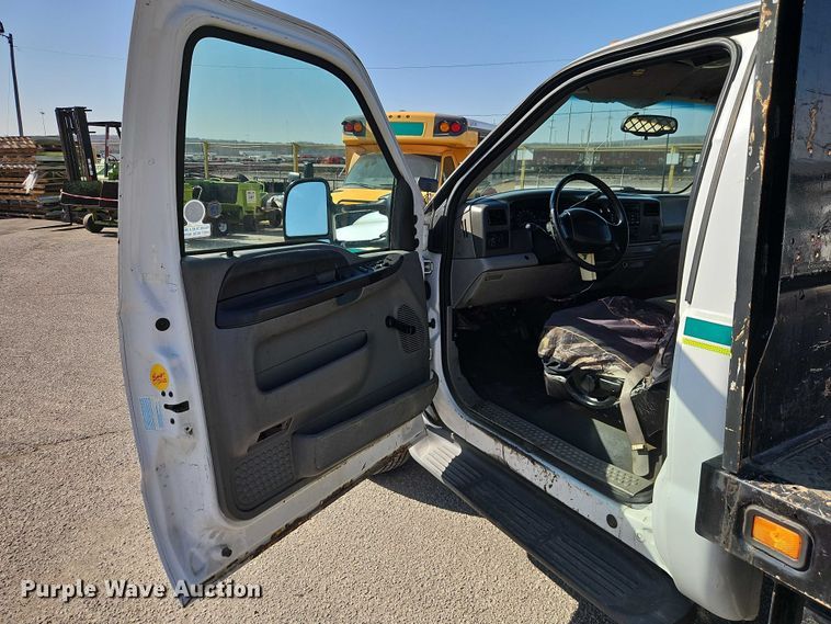 image for item EO7177 2000 Ford F550 flatbed truck