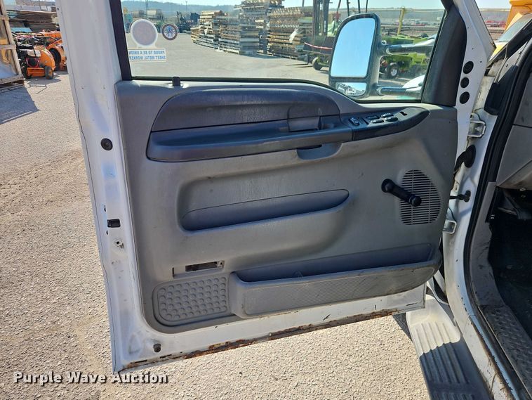 image for item EO7177 2000 Ford F550 flatbed truck