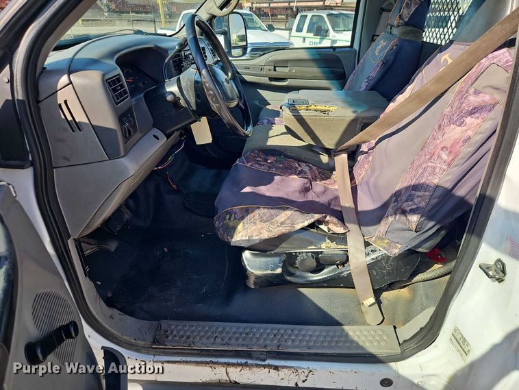 image for item EO7177 2000 Ford F550 flatbed truck