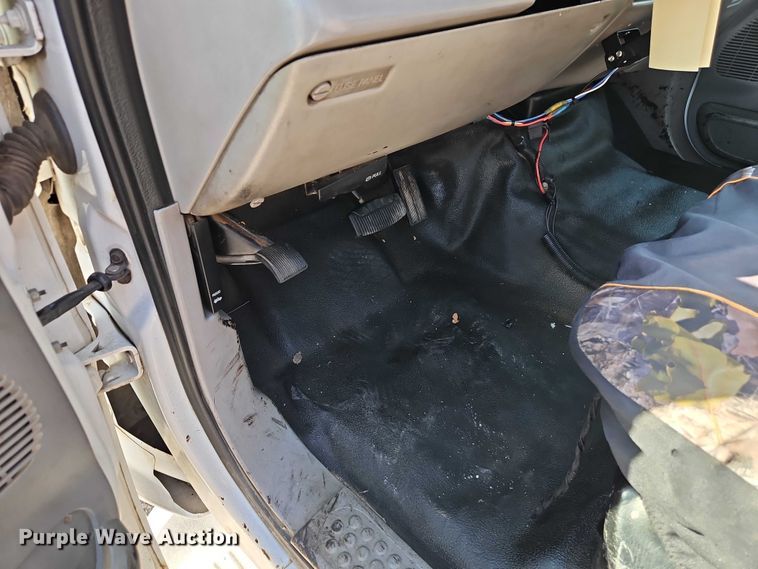 image for item EO7177 2000 Ford F550 flatbed truck