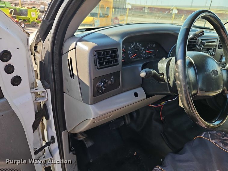 image for item EO7177 2000 Ford F550 flatbed truck