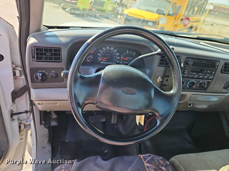 image for item EO7177 2000 Ford F550 flatbed truck