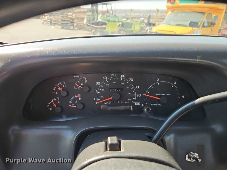 image for item EO7177 2000 Ford F550 flatbed truck