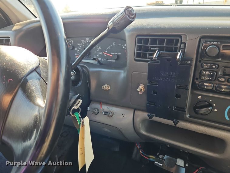 image for item EO7177 2000 Ford F550 flatbed truck