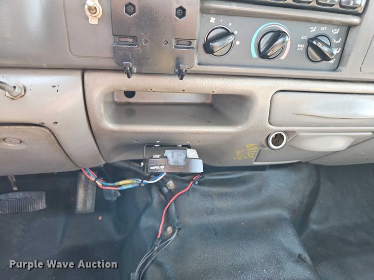 image for item EO7177 2000 Ford F550 flatbed truck