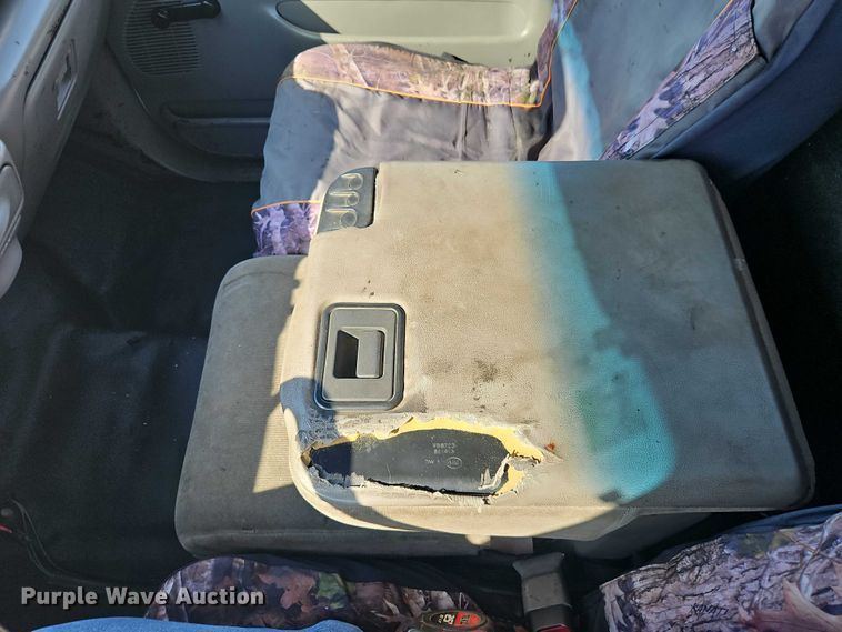 image for item EO7177 2000 Ford F550 flatbed truck